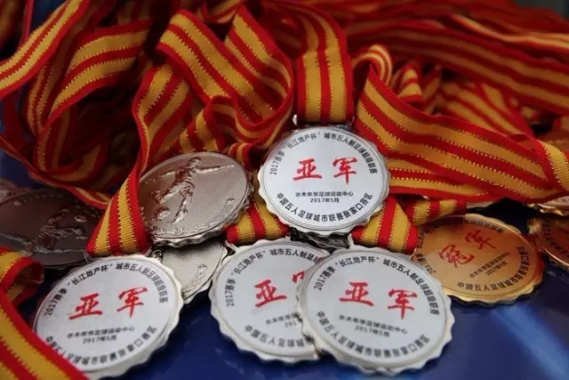 梅西告别国家队，C罗赞誉其传奇成就